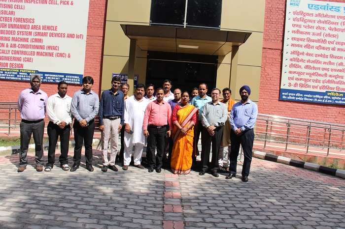 Madam Manju Diler, Member National Commission for Safai Karamchari received by Mr. Ravindra Nath, CMD NSIC at NSIC Technical Service Center, Okhla New Delhi on 20.09.2018. Also taking tour to NSIC Incubation Center, she expressed that similar "on project" training center is required in the country for developing self-entrepreneurship among youths.  Also she visited Advance Training Center wherein training on latest equipment were undergoing and appreciated the linkages made by NSIC with Industry partners for training in the center. Mr. Satvinder Singh, CGM, Mr. Om Prakash Singh, Center Head NTSC Okhla were also present.