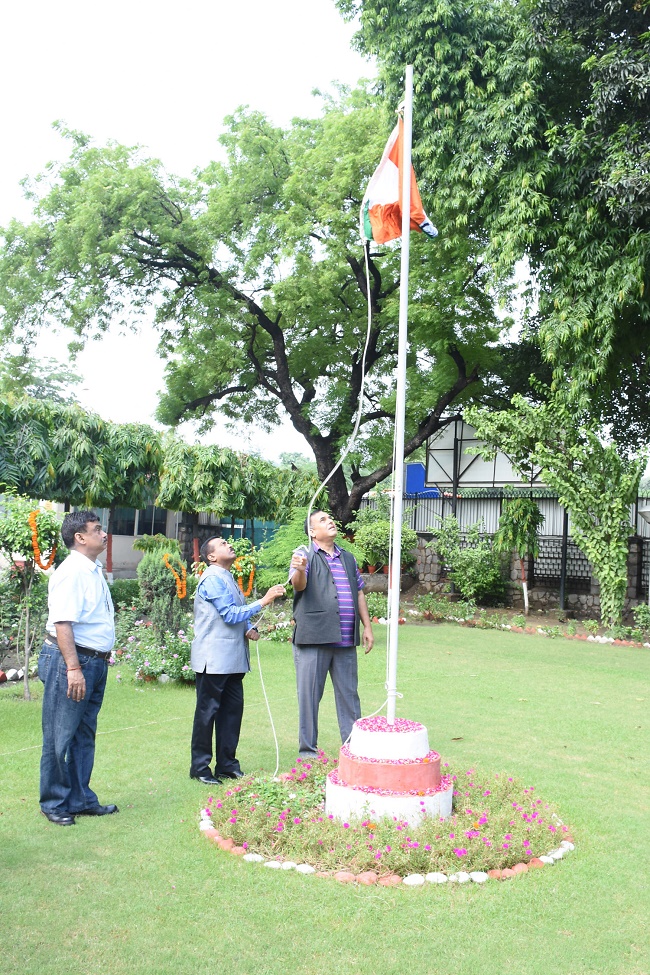 Celebrating 73rd Independence Day of the country, Shri P.Udayakumar, Director(P&M),NSIC unfurled the National Flag at Corporate office of the National Small Industries Corporation Ltd ,which was synchronized with the singing of National Anthem . Speaking on the occasion, Director (P&M),NSIC stated that lets us cherish our independence with a feeling of gratitude for the sacrifices made and a sense of responsibility.  He said that in order to keep pace with change in times and meet external business challenges  new strategic business units are being created  in NSIC , which require cohesive support  , energy and commitment     of all employees of the corporation to ensure that NSIC grows into more  dynamic and agile organization .The  time has now come for NSICians to work as a Team and rise to the occasion with vigour and determination so as to reach best ever performance during 2019-20. 