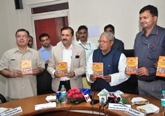 Shri Kalraj Mishra, Hon`ble Union Minister, MSME during his visit to NSIC released a video film on NSIC-Rapid Incubation programme - &#2348;&#2375;&#2352;&#2379;&#2332;&#2364;&#2327;&#2366;&#2352;&#2368; &#2360;&#2375; &#2360;&#2381;&#2357;&#2352;&#2379;&#2332;&#2364;&#2327;&#2366;&#2352; &#2325;&#2368; &#2323;&#2352; &#2348;&#2338;&#2364;&#2340;&#2375; &#2325;&#2342;&#2350; as above. Shri S.N. Tripathi Jt. Secretary-MSME,  Dr. H.P. Kumar CMD NSIC, and Shri Ravindra Nath Director (Finance) were also present in the function. 