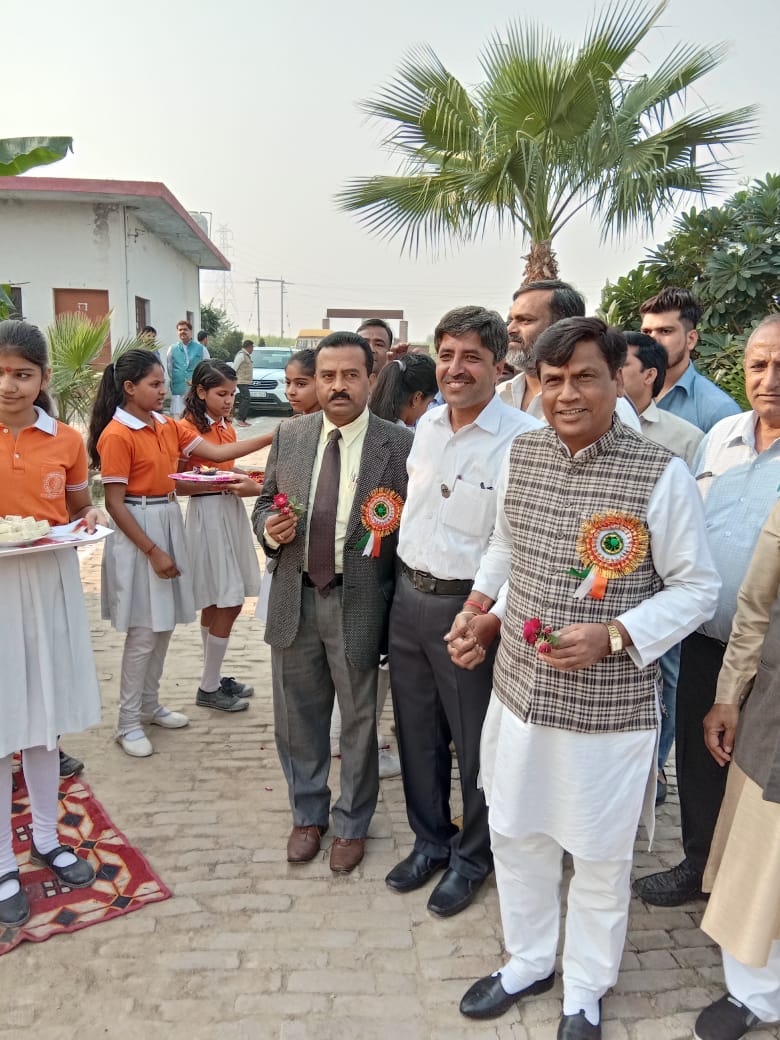 Sh. P. Udayakumar, Director (Planning & Marketing) NSIC Ltd. participated as the Guest of Honour in a programme organised by Shree Radha Krishna public school & ITI, Hapur, U.P.  DPM spoke about the job opportunities available for the ITI students through the various initiatives of Govt. of India and urge the students to avail the benefits of these schemes after completing the studies. Sh. Sanjay Nirmal, National Minister of Schedule caste Morcha, Bhartiya Janta Party was the chief guest in the event.