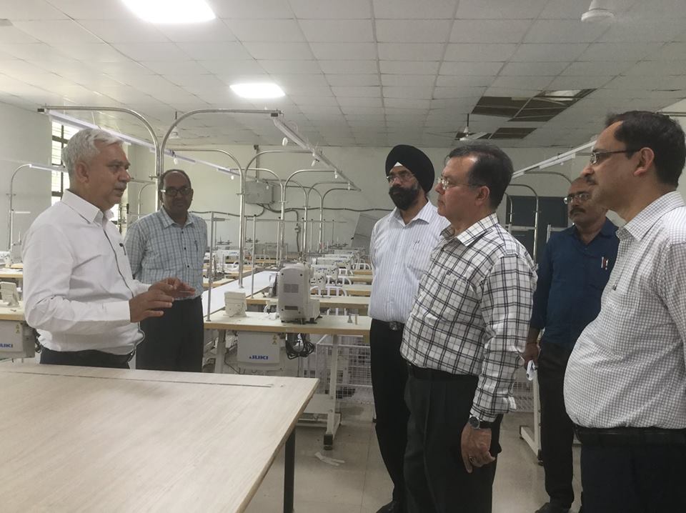 Shri Ravindra Nath, CMD, NSIC along with Shri Satvinder Singh, Chief General Manager (Technology), NSIC visited KVIC Training Centre at Patna. KVIC organized visit to the training facilities at the Centre and interactions with the trainees were also held.