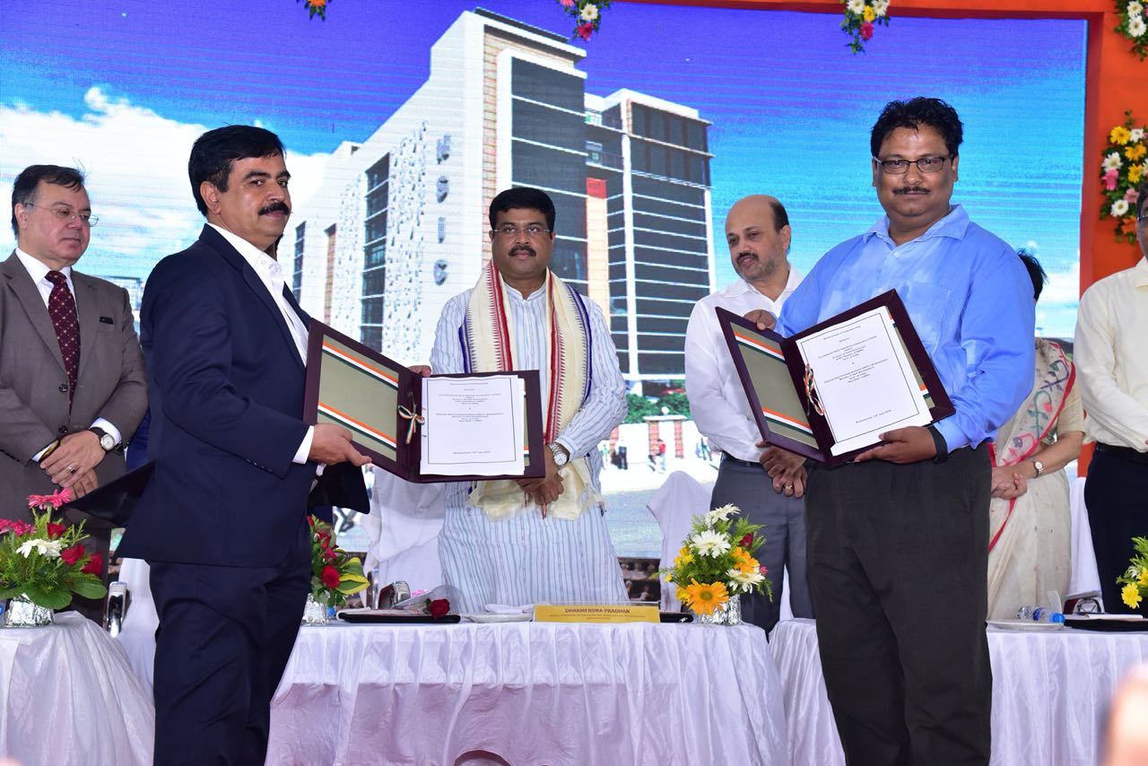 National Skill Training Institute under the Ministry of Skill Development & Entrepreneurship, Govt. of India has signed an MoU with National Small Industries Corporation Ltd. for hiring of office space on 5th & 6th Floor of  IMDC Building at Mancheswar Industrial Estate, Bhubaneswar on 16th July,2018. On behalf of NSIC,  Shri P.C.Nayak, DGM, IMDC & Dr. B.K. Ray, Director, National Skill Training Institute, Bhubaneswar signed the MoU, in the presence of Honorable Minister of Skill Development & Entrepreneurship and Petroleum & Natural Gas, Shri Dharmendra Pradhan and CMD, NSIC,  Shri Ravindra Nath.  