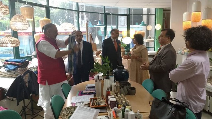 Hon'ble Minister for MSME, Sh. Giriraj Singh visited Handicraft Showroom Vietcraft to see Handicraft of Vietnamese enterprises.