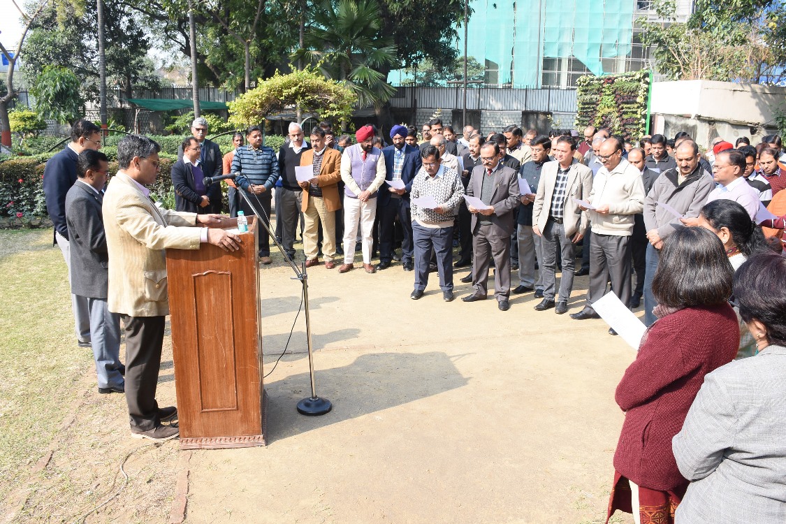 On the occasion of National Voters Day,Shri Sudhir Garg,CMD,NSIC alongwith Shri P.Udayakumar, Director(P&M) administered the Voters pledge at Corporate Office,New Delhi. Speaking on the occasion Shri Sudhir Garg,CMD,NSIC stated that we all must exercise our vote and encourage youth to take part in the political process for the growth of our nation.